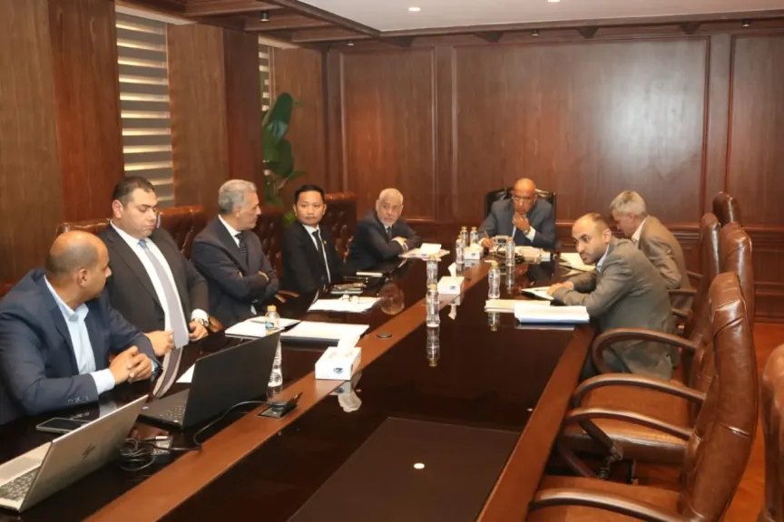 وزير الكهرباء يبحث مع مسئولي شركة ”AMEA POWER” مشروعات الطاقة الشمسية وطاقة الرياح