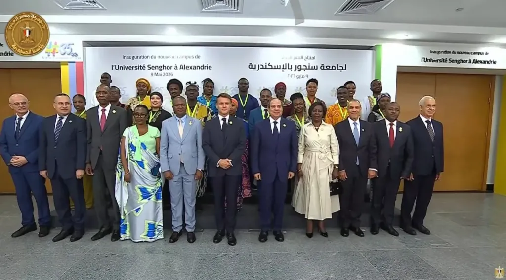 الرئيس السيسي وماكرون يتوسطان صورة تذكارية مع المسئولين المشاركين في افتتاح جامعة سنجور ببرج العرب الجديدة