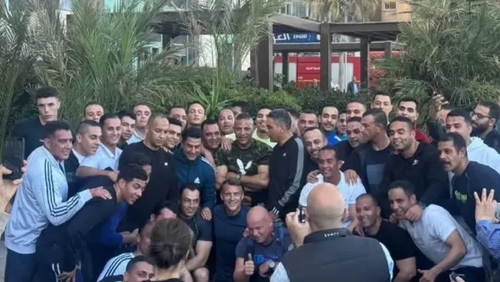 ماكرون يلتقط صورا تذكارية مع شباب الإسكندرية في سان ستيفانو