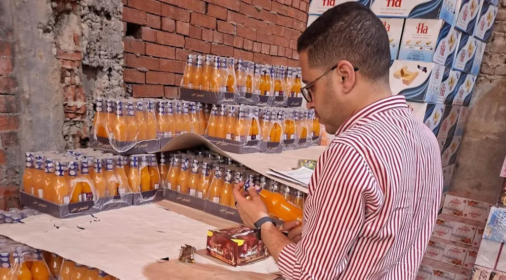 ضبط 2200 عبوة عصير ومياه غازية مغشوشة و4 أطنان دقيق مجهولة المصدر بالغربية