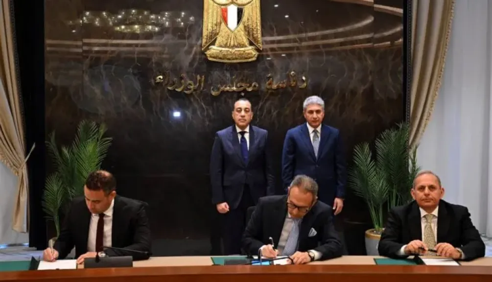 البنك الأهلي المصري وبنك مصر يوقعان اتفاقيتي تشغيل المنظومة الرقمية لتأشيرة الوصول بمطار القاهرة بحضور رئيس الوزراء