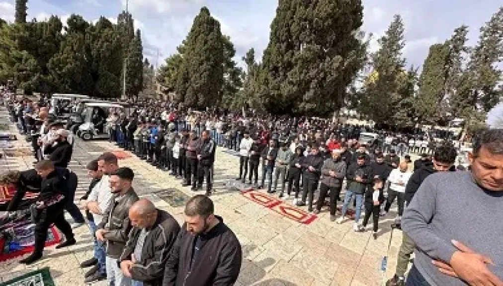 الاحتلال يفرض إجراءات عسكرية مشددة على الأقصى ويعتدي على المصلين