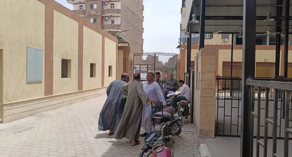 إقبال ملحوظ من الباعة الجائلين على السوق الحضاري بنجع حمادي