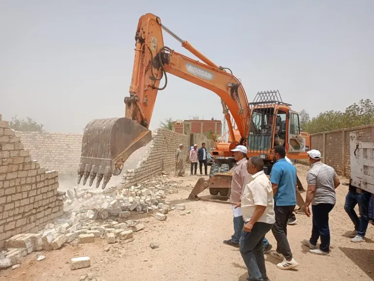 أجهزة المدن الجديدة تنفذ حملات مكبرة لإزالة التعديات ومخالفات البناء.. صور
