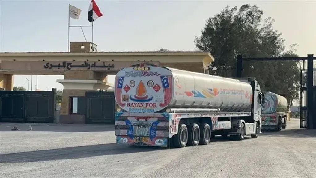 الهلال الأحمر المصري يطلق قافلة «زاد العزة» الـ200 لقطاع غزة