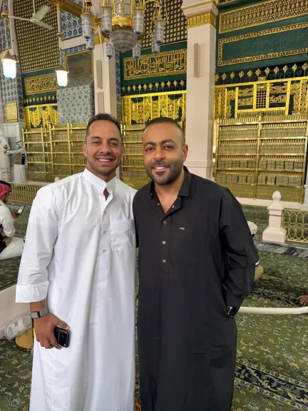 عمرو وهبة بصحبة تامر عاشور من داخل المسجد النبوي الشريف