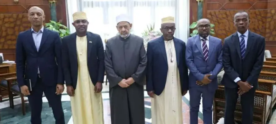 شيخ الأزهر يستقبل وزير خارجية جزر القمر ويبحثان لتعزيز الدعم العلمي والدعوي