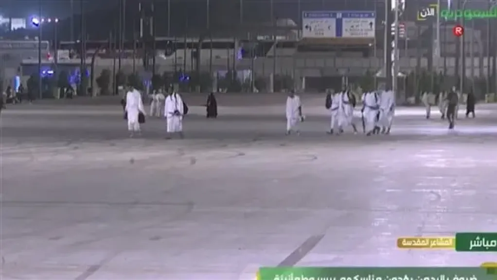 حجاج بيت الله يتوافدون إلى صعيد عرفات