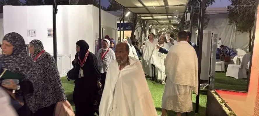 حجاج الجمعيات يؤدون الركن الأعظم على جبل عرفات