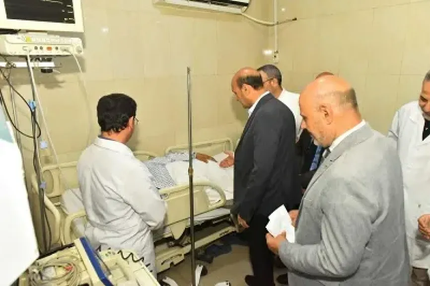 وزع هدايا وعيديات.. محافظ أسيوط يزور المرضى بالمستشفيات ويهنئهم بعيد الأضحى