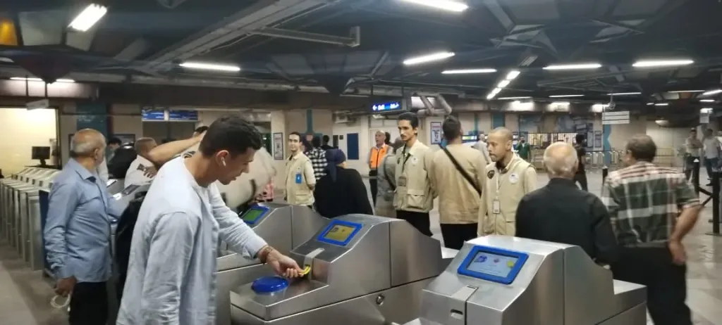 انتظام حركة القطارات والمترو والموانئ والأتوبيس الترددي خلال احتفالات عيد الأضحى.. صور