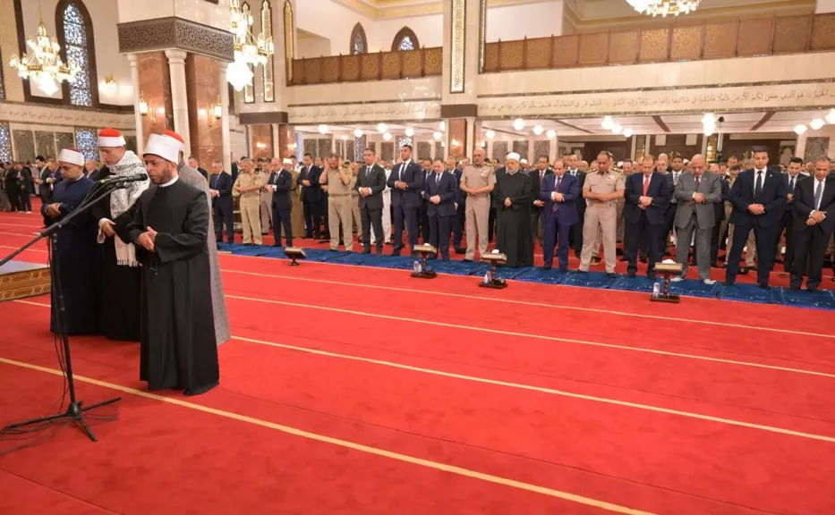 المتحدث الرئاسي ينشر صور أداء الرئيس السيسي لصلاة عيد الأضحى المبارك بمسجد الرحمن الرحيم