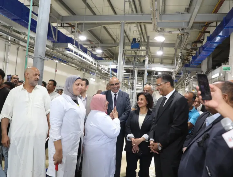 محافظ البحر الأحمر يتفقد المجزر الآلي بالغردقة لمتابعة ذبح الأضاحي.. صور