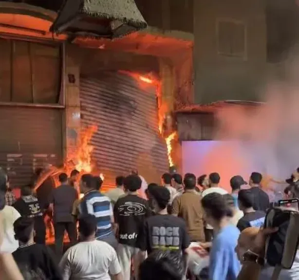 النيابة تعاين موقع حريق مخزن دهانات أسفر عن إصابة شخصين بالوراق