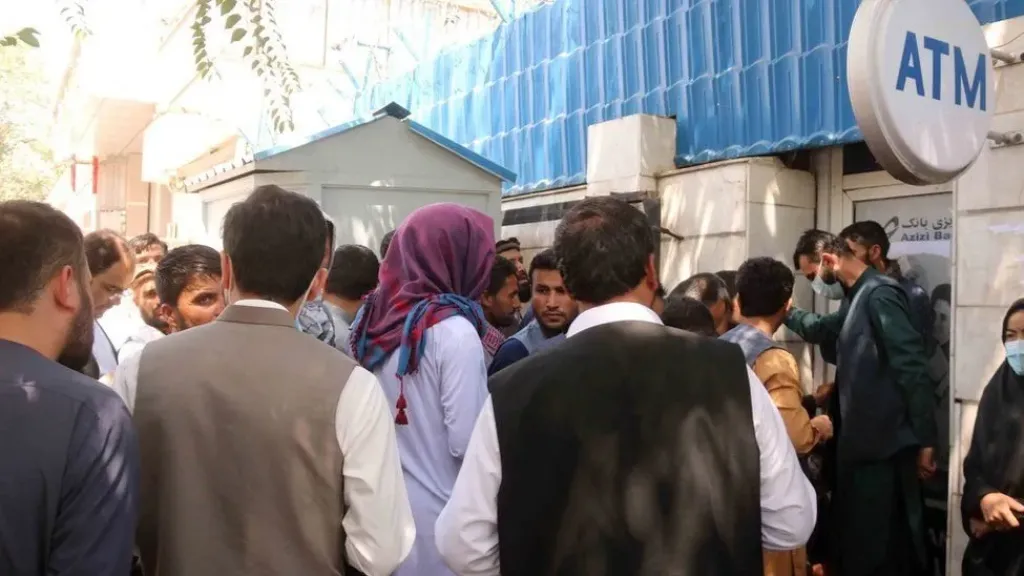 بعد شكاوى المواطنين.. النواب يطالب بخطة طوارئ لعدم تكرار أزمة ماكينات الـ ATM بالأعياد