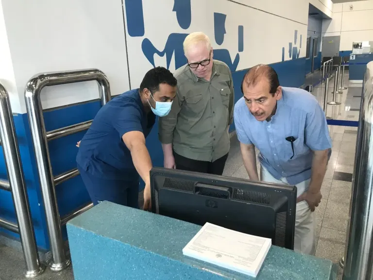 نائب وزير الصحة يتفقد الحجر الصحي بمطار القاهرة