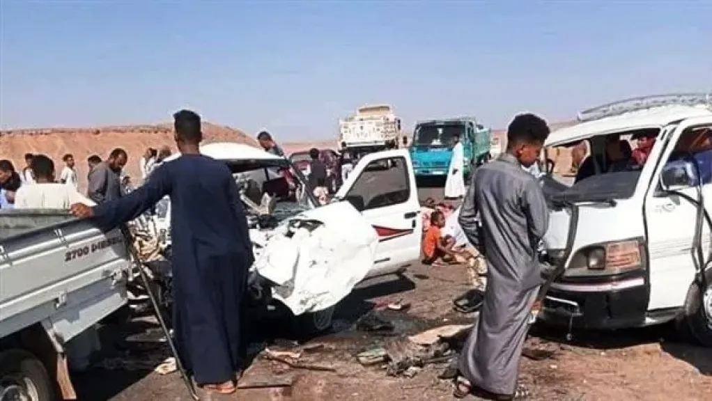 إصابة 19 شخصا إثر انقلاب سيارة ربع نقل على طريق مرسى علم - إدفو