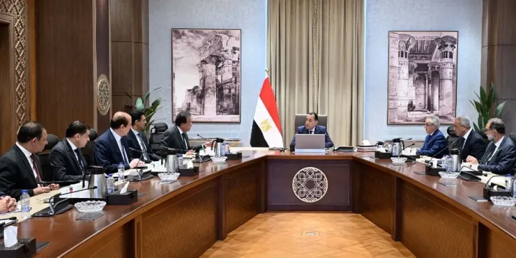 رئيس الوزراء يُتابع إجراءات إحكام وتعزيز الرقابة على مصانع إنتاج الأغذية