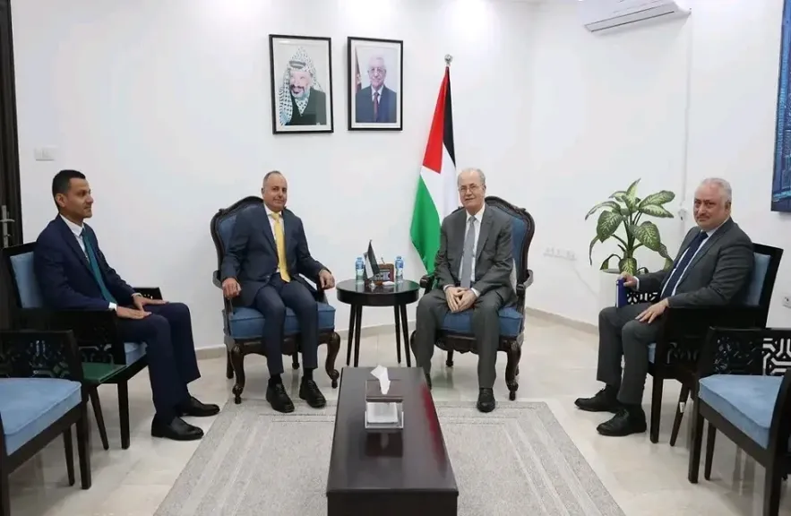 سفير مصر في رام الله يبحث مع رئيس الوزراء الفلسطيني تطورات الأوضاع بالأراضي الفلسطينية