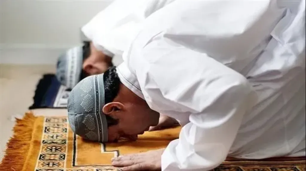 هل قضاء الصلاة يكون قبل الفرض أم بعده؟.. أمين الفتوى يجيب