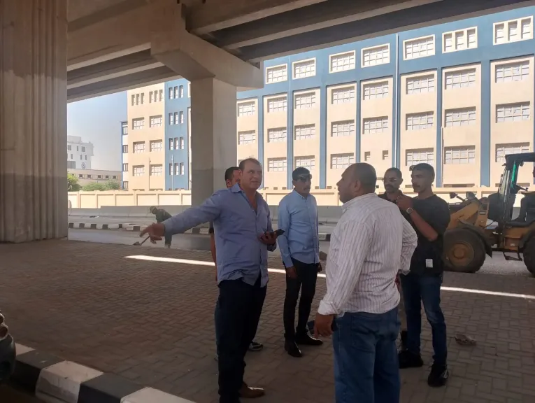 حي بولاق الدكرور يطهر ”ترعة الزمر وزنين” من الإشغالات والنباشين