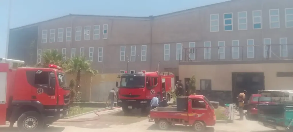 السيطرة على حريق بمصنع صاج بمدينة العاشر من رمضان