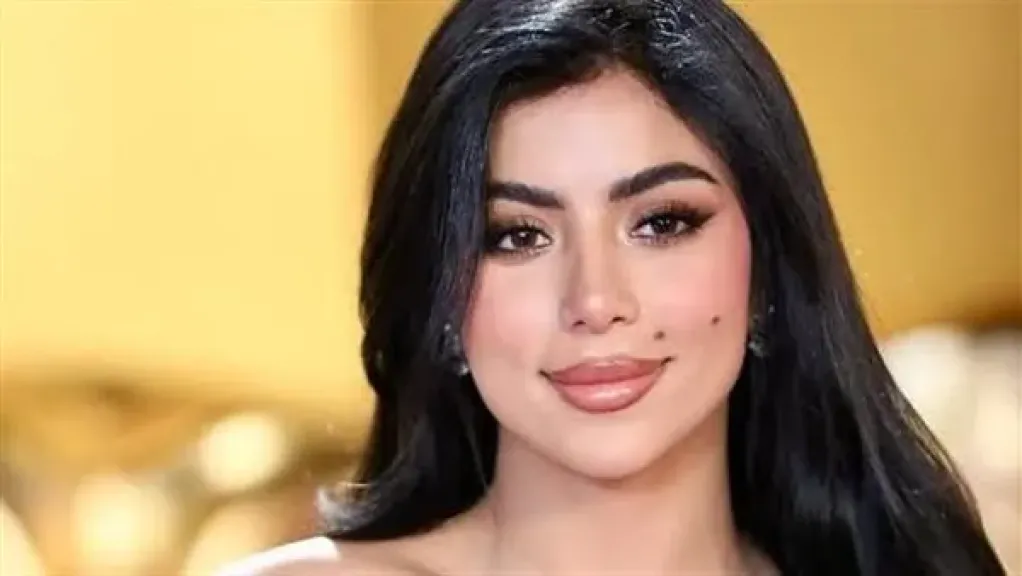 ”أبقي أرميها”.. كارولين عزمي تسخر من شخص رسم لها بورتريه
