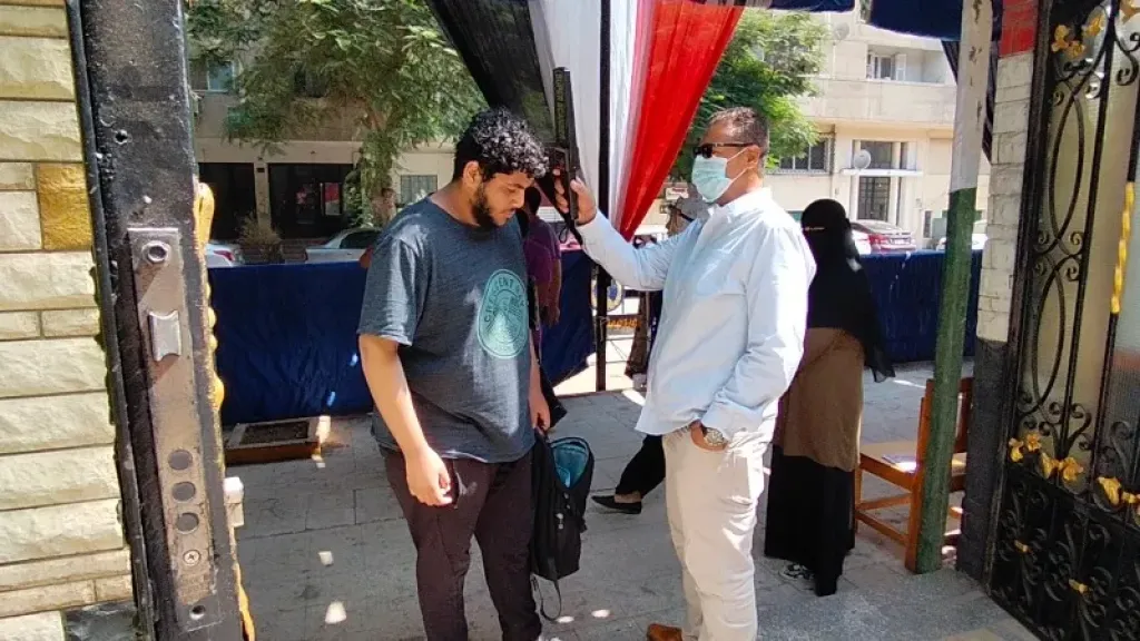 العصا الإلكترونية تؤمّن لجان الثانوية الأزهرية.. وتشديدات لمنع الغش في أول أيام الامتحانات