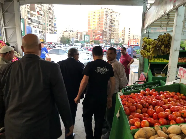 محافظ الدقهلية يتفقد المعرض الدائم للسلع الغذائية بحي شرق المنصورة.. صور