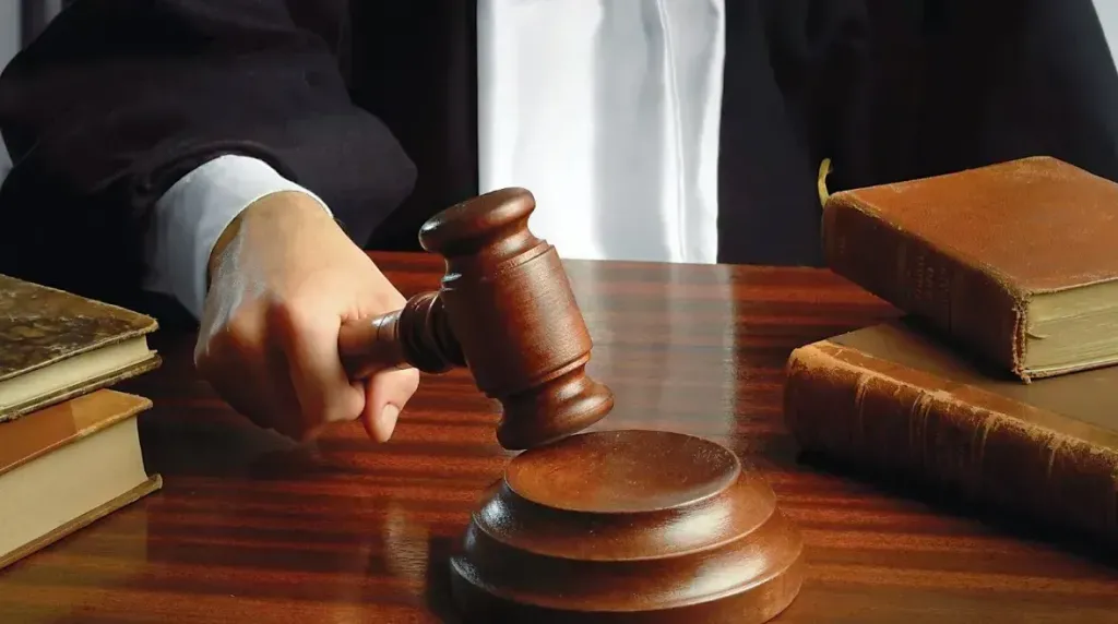 المشدد 10 سنوات لـ3 متهمين استدرجوا تاجر ملابس وسرقوه بالإكراه في الإسكندرية