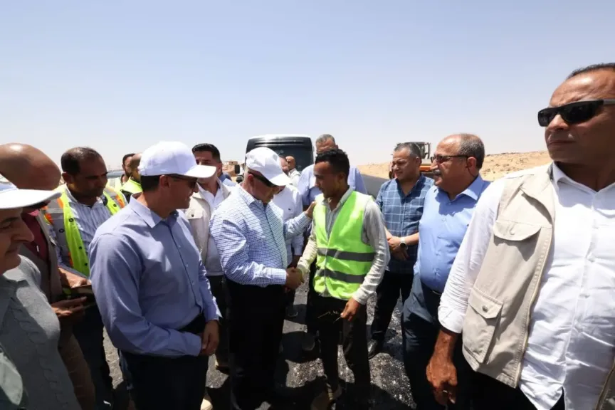 وزير النقل يكافئ المهندسين والعاملين بمحور دراو تقديرًا لما يبذلونه من مجهود كبير