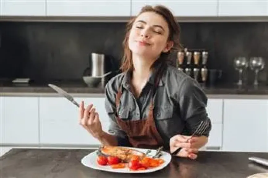 أطعمة تساعد على تحسين المزاج.. منها الألبان والأسماك