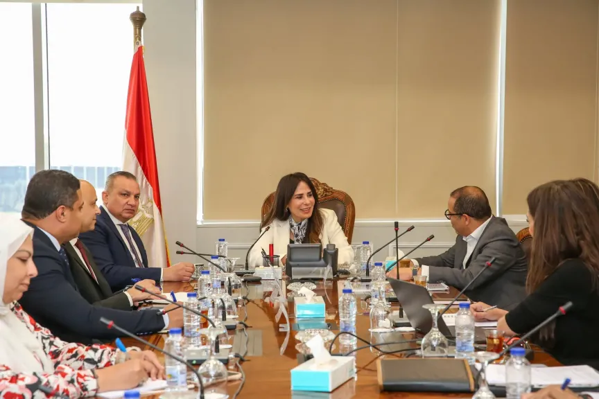 وزيرة الإسكان تبحث مقترح إنشاء مشروع “أوت ليت” تجاري بشرق القاهرة