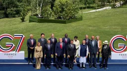 الرئيس السيسي يتوسط صورة تذكارية مع القادة المشاركين في قمة G7