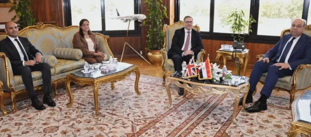وزير الطيران يبحث مع السفير البريطاني تعزيز الربط الجوي والتعاون في الاستثمار والتكنولوجيا