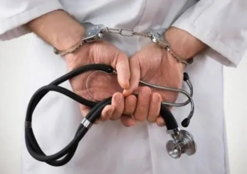 حبس متهم بانتحال صفة طبيب وإدارة عيادة دون ترخيص في الدقي