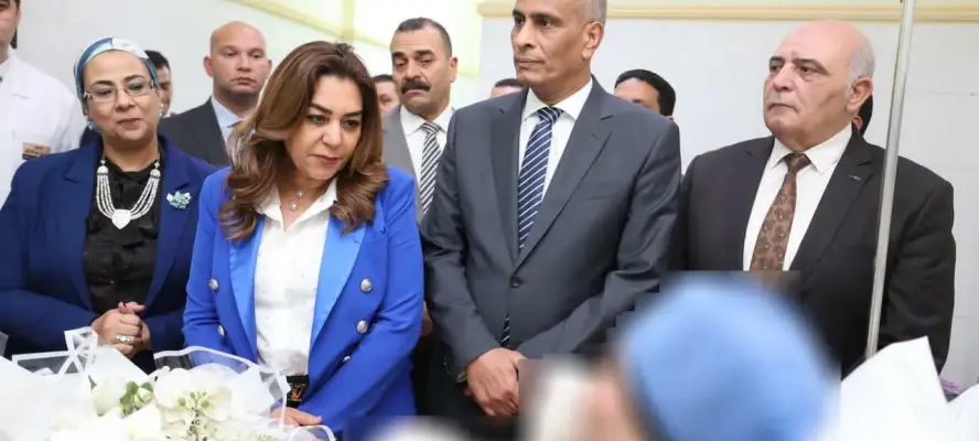 منال عوض تطمئن على رئيس قرية بالمستشفى إثر إصابتها بعد إشعال مواطن النيران بها أثناء تنفيذها قرار إزالة