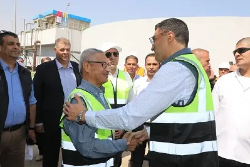 محافظ بني سويف يستقبل وزير الصناعة داخل محطة الصرف الصناعي في كوم أبو راضي
