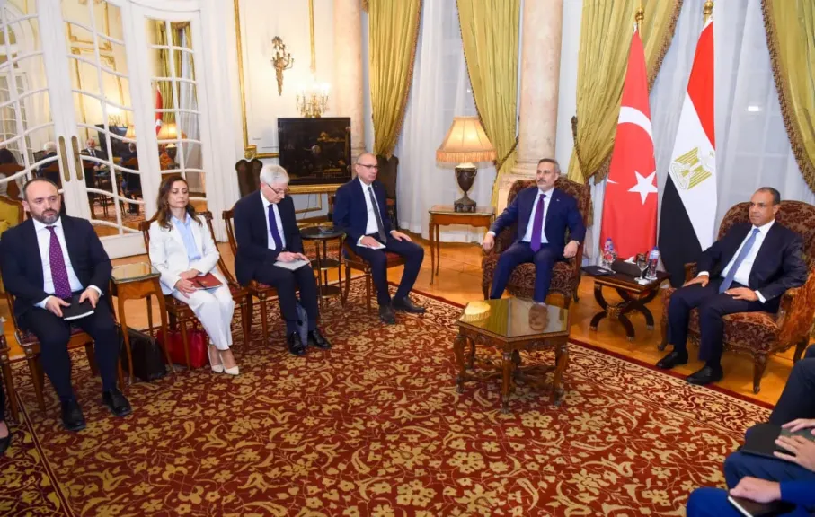 وزير الخارجية يبحث مع نظيره التركي تعزيز التعاون المشترك على هامش اجتماع القاهرة الإقليمي