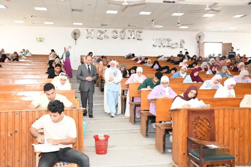 رئيس جامعة قناة السويس يتابع امتحانات الزراعة ومعهد التمريض