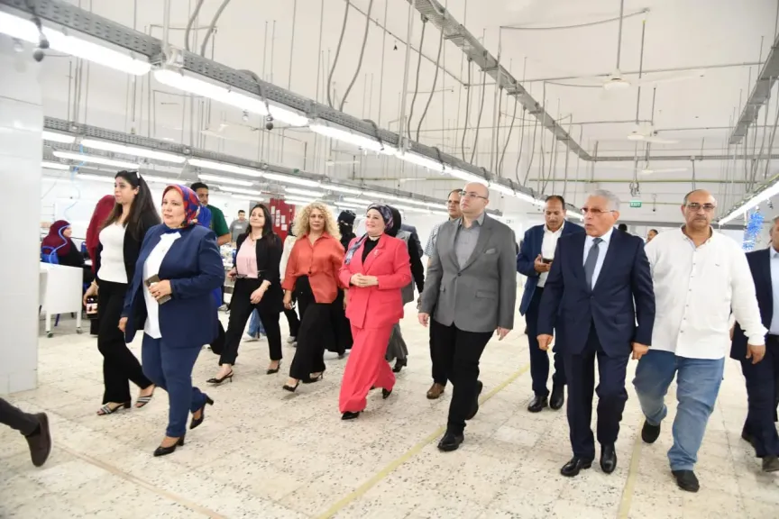 محافظ الفيوم يتفقد مصنع الغزل والنسيج بالعزب.. صور