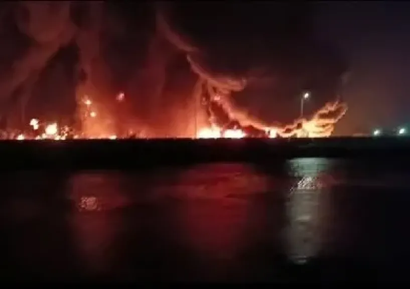 الحماية المدنية بالقليوبية تحاول السيطرة على حريق بمصنع في أبو زعبل