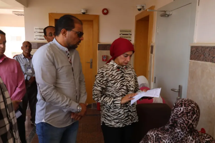 رئيس جامعة الأقصر تواصل متابعة امتحانات نهاية العام بكلية التربية.. صور