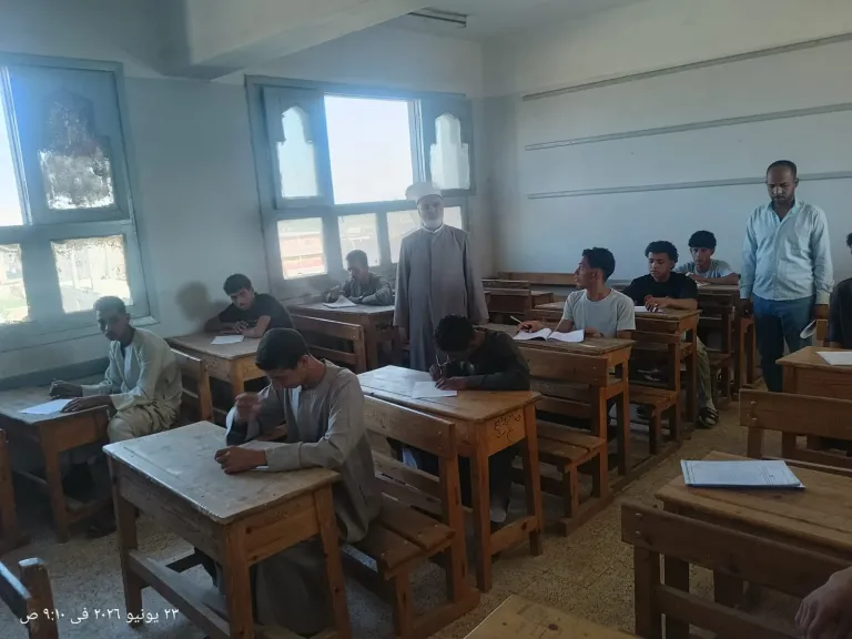 رئيس منطقة سوهاج الأزهرية يتفقد لجان امتحان الفقه للقسم الأدبي