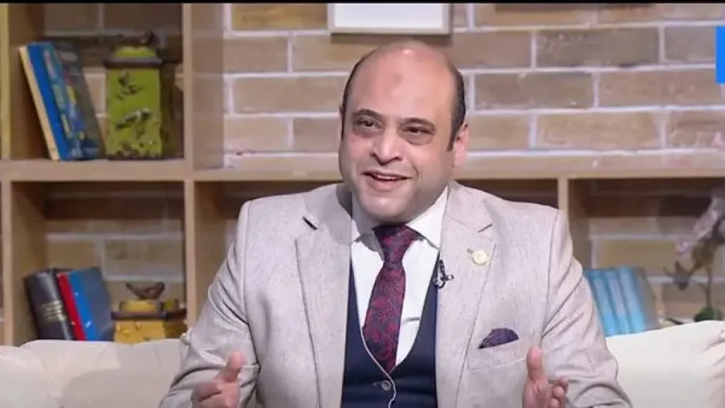 جواسيس في غرف النوم.. خبير قانوني يحذر من مخاطر الابتزاز الإلكتروني