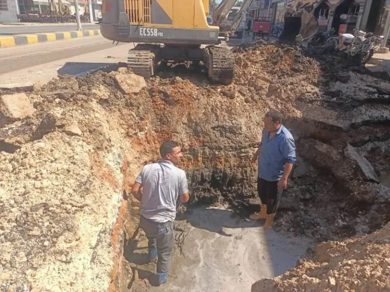 إصلاح كسر بخط مياه الشرب في كفر الشيخ وإعادة الخدمة للأماكن المتضررة