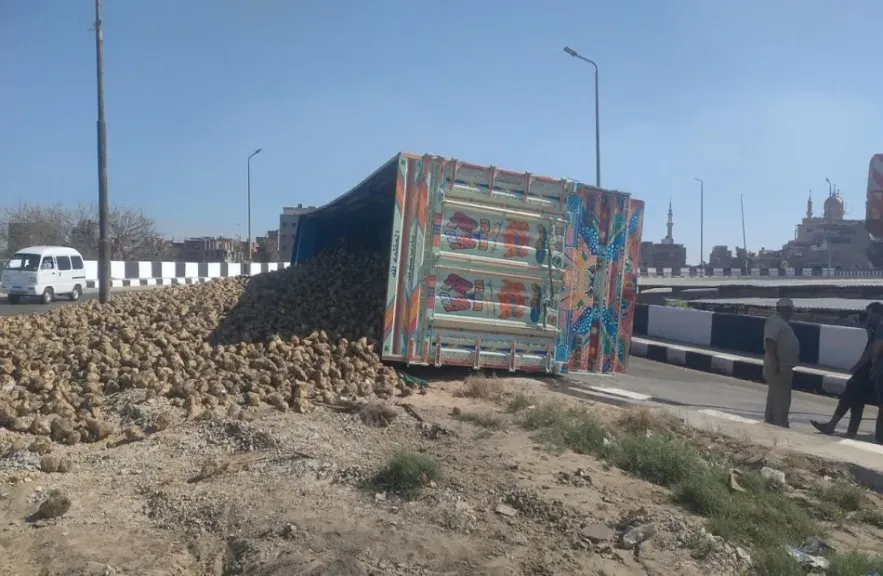 رفع سيارة نقل محملة بالبنجر انقلبت أعلى كوبري منية سندوب بالدقهلية