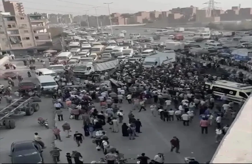 سقوط سيارة نقل محملة بالطوب على ”سوزوكي” أعلى دائري الوراق