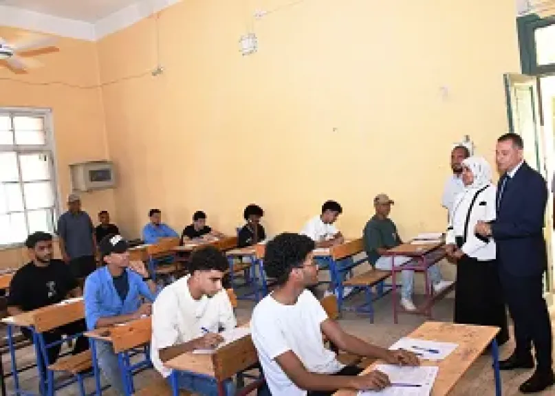 محافظ أسوان يشدد على توفير الأجواء المناسبة لطلاب الثانوية العامة داخل اللجان