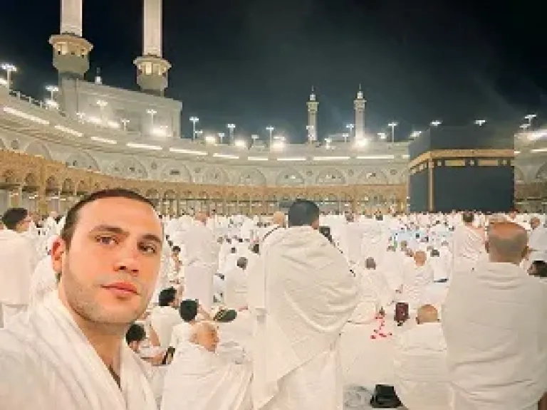 بعد حضوره افتتاح فيلم صقر وكناريا في السعودية.. محمد إمام يؤدي مناسك العمرة